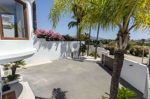6 quarto Moradia para venda em Nueva Atalaya, Estepona com piscina garagem - 2 195 000 € (Ref: 10027566)