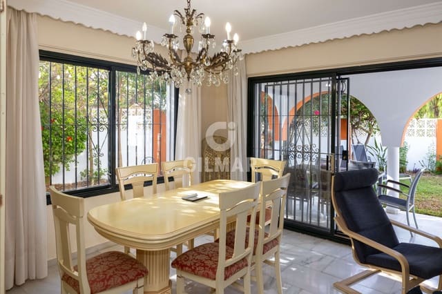 Chalet de 4 habitaciones en Las Brisas, Marbella en venta con piscina garaje - 1.070.000 € (Ref: 10030922)