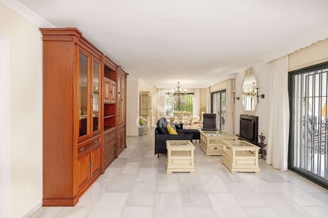 Chalet de 4 habitaciones en Las Brisas, Marbella en venta con piscina garaje - 1.070.000 € (Ref: 10030922)