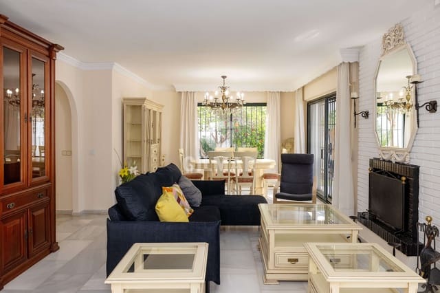 Chalet de 4 habitaciones en Las Brisas, Marbella en venta con piscina garaje - 1.070.000 € (Ref: 10030922)