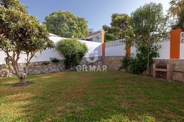 Chalet de 4 habitaciones en Las Brisas, Marbella en venta con piscina garaje - 1.070.000 € (Ref: 10030922)