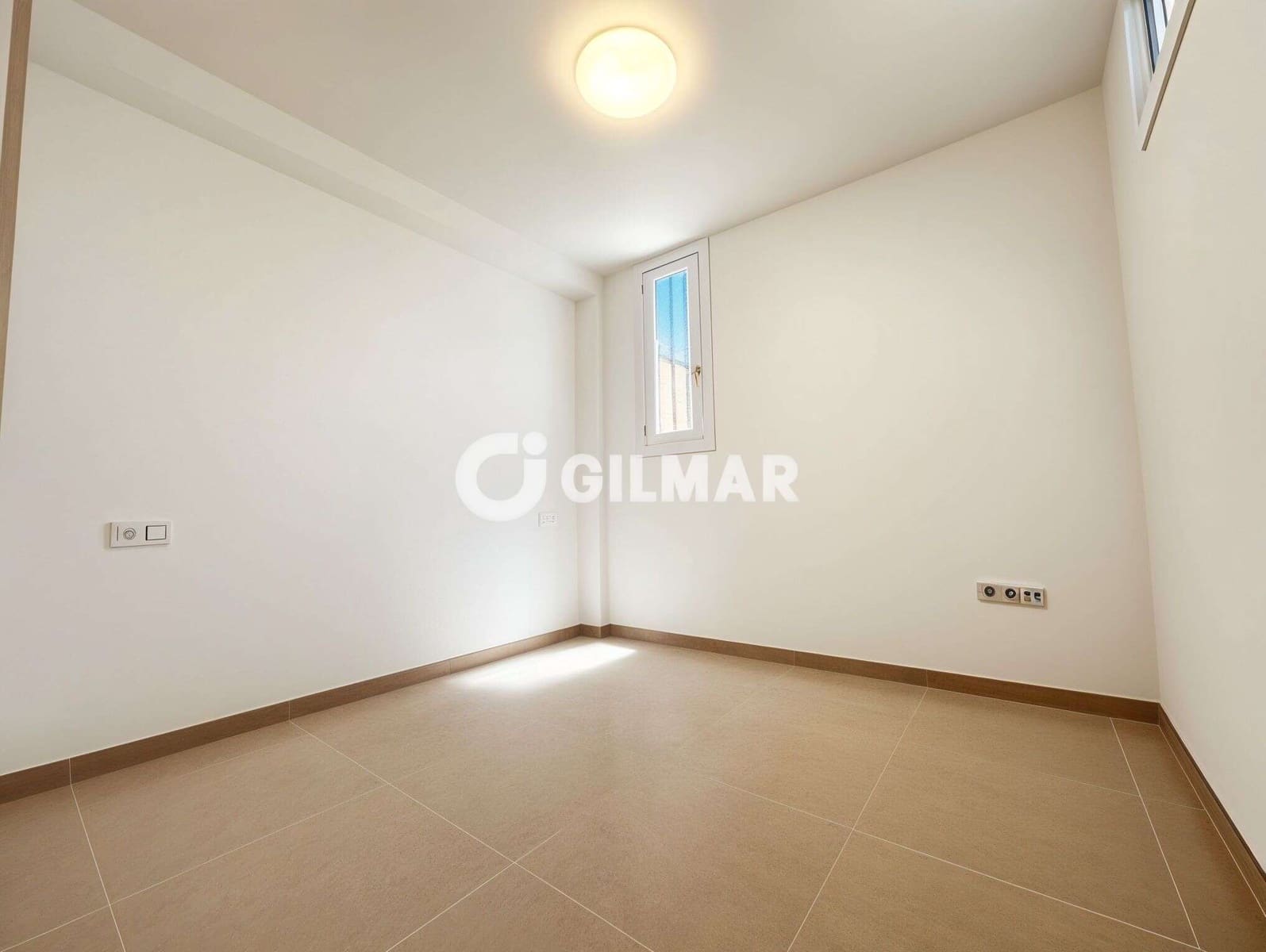 2 slaapkamer Rijtjeshuis te huur in Playa de las Americas met zwembad garage - € 2.000 (Ref: 10031272)