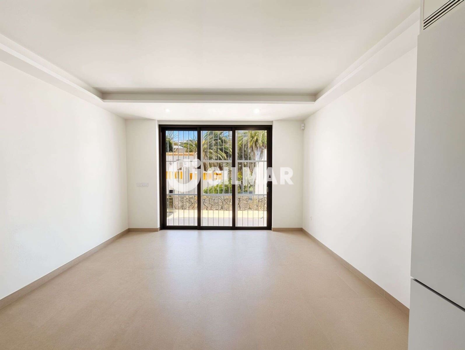 2 slaapkamer Rijtjeshuis te huur in Playa de las Americas met zwembad garage - € 2.000 (Ref: 10031272)
