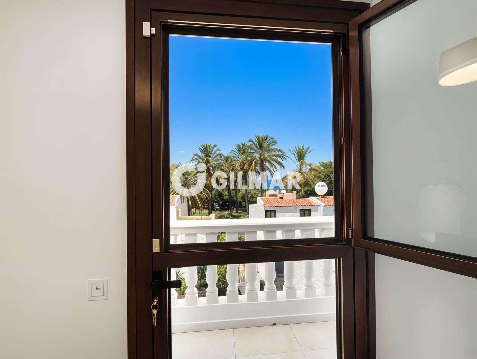 2 slaapkamer Rijtjeshuis te huur in Playa de las Americas met zwembad garage - € 2.000 (Ref: 10031272)