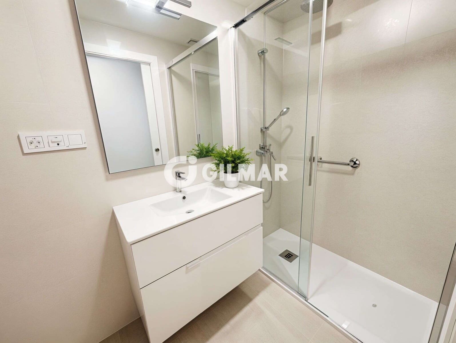2 slaapkamer Rijtjeshuis te huur in Playa de las Americas met zwembad garage - € 2.000 (Ref: 10031272)