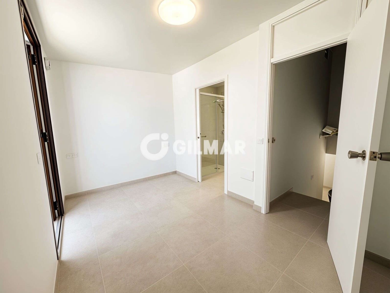 2 slaapkamer Rijtjeshuis te huur in Playa de las Americas met zwembad garage - € 2.000 (Ref: 10031272)