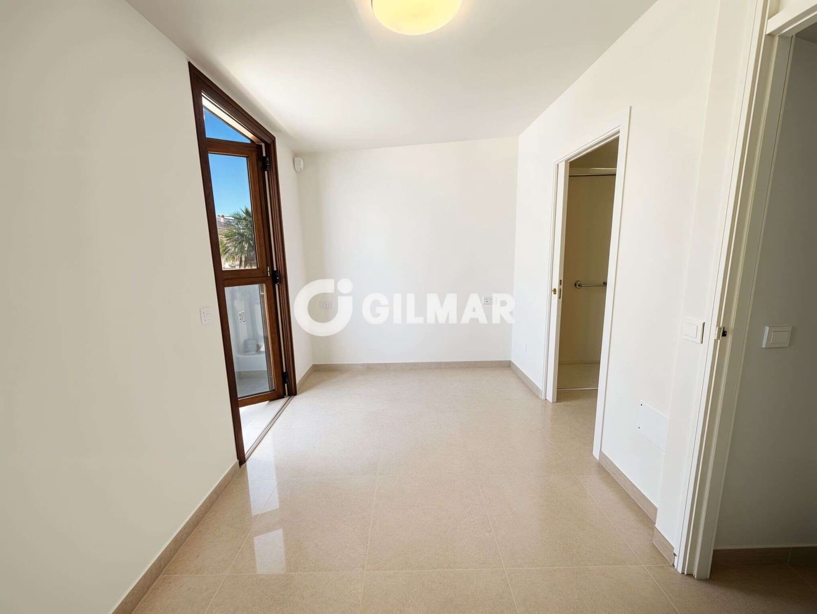 2 slaapkamer Rijtjeshuis te huur in Playa de las Americas met zwembad garage - € 2.000 (Ref: 10031272)