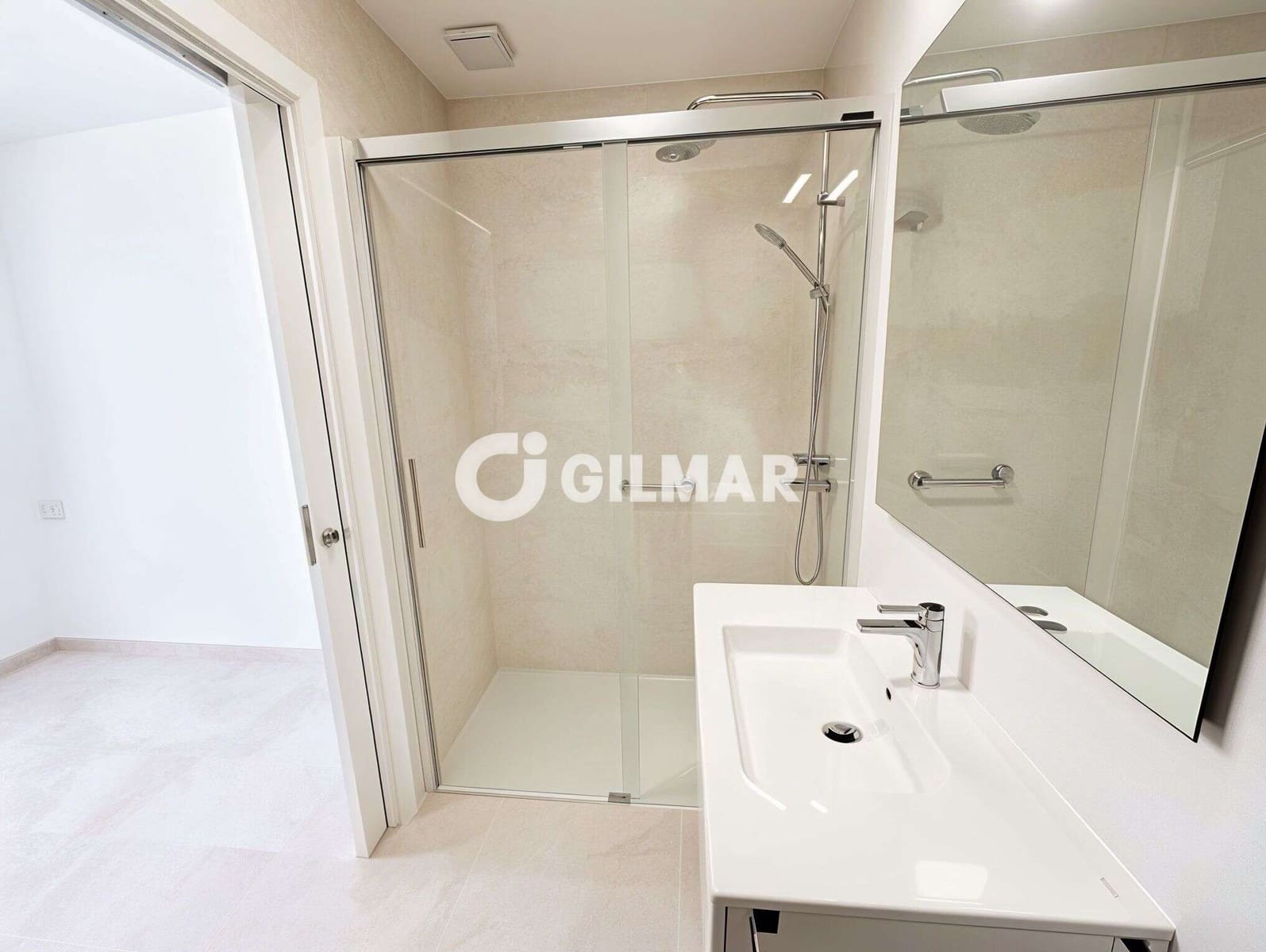 2 slaapkamer Rijtjeshuis te huur in Playa de las Americas met zwembad garage - € 2.000 (Ref: 10031272)