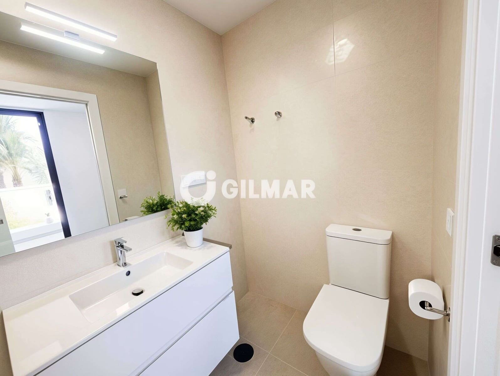 2 slaapkamer Rijtjeshuis te huur in Playa de las Americas met zwembad garage - € 2.000 (Ref: 10031272)