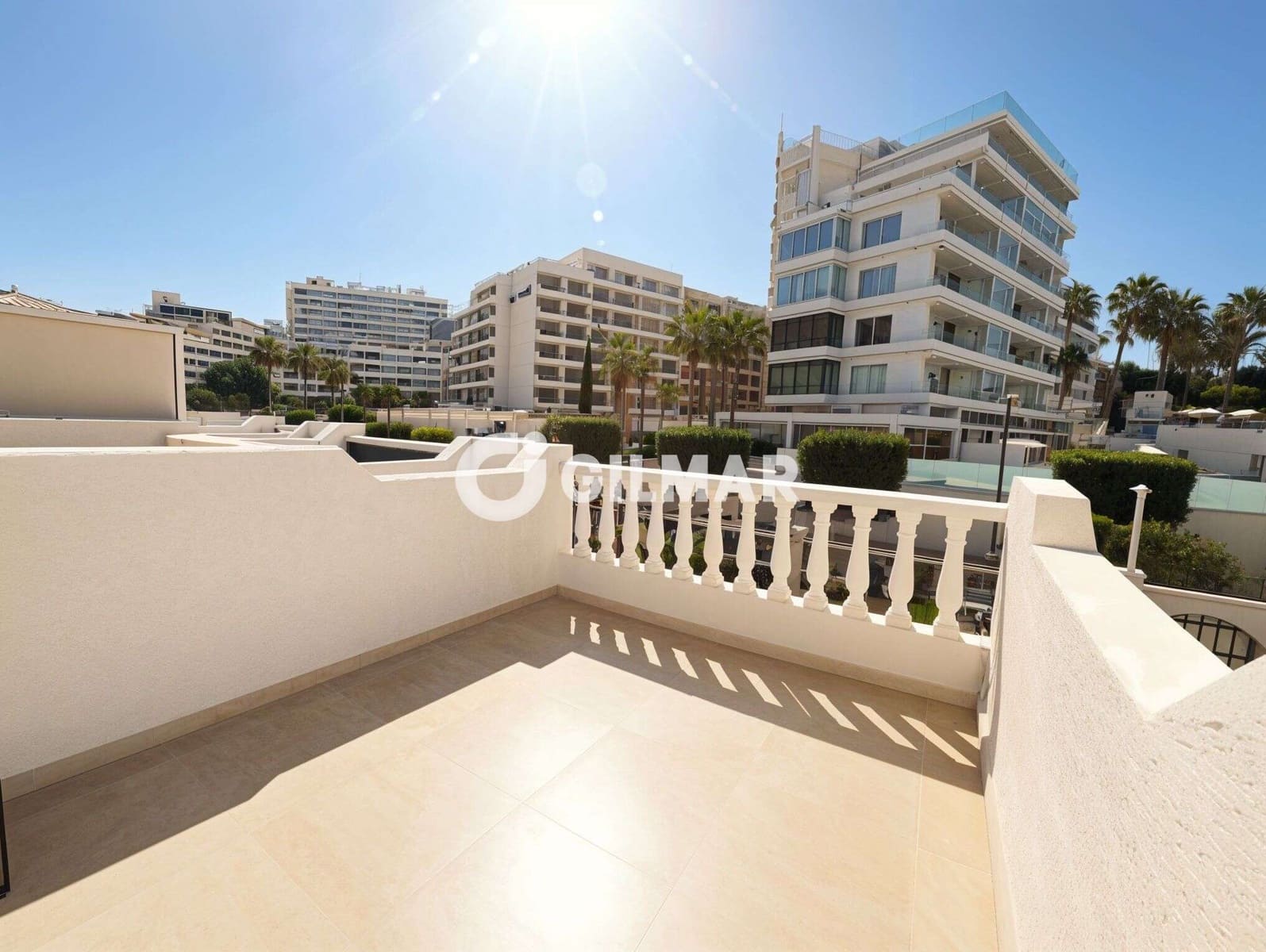 2 slaapkamer Rijtjeshuis te huur in Playa de las Americas met zwembad garage - € 2.000 (Ref: 10031272)