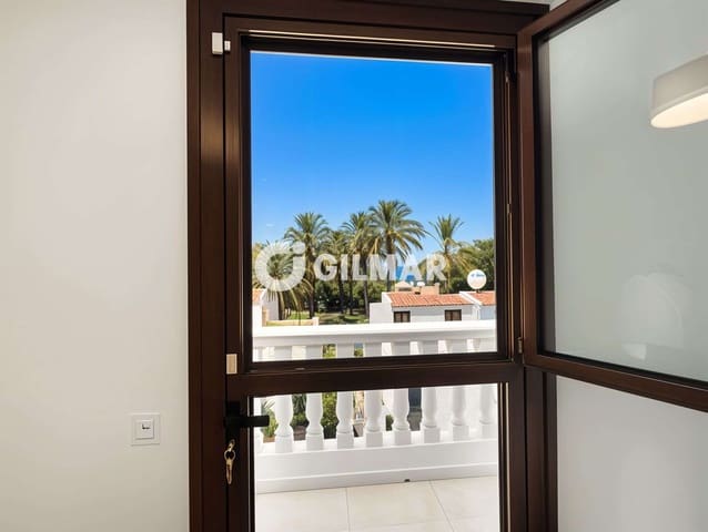 2 slaapkamer Rijtjeshuis te huur in Playa de las Americas, Arona met zwembad garage - € 2.000 (Ref: 10031272)