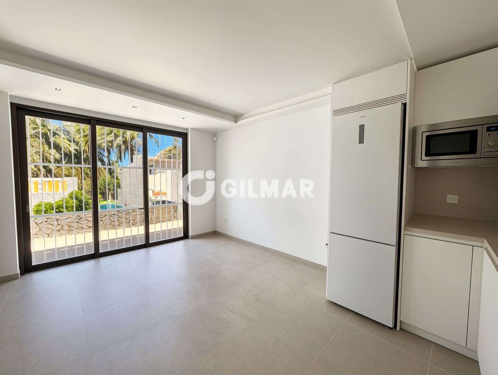2 slaapkamer Rijtjeshuis te huur in Playa de las Americas met zwembad garage - € 2.000 (Ref: 10031272)