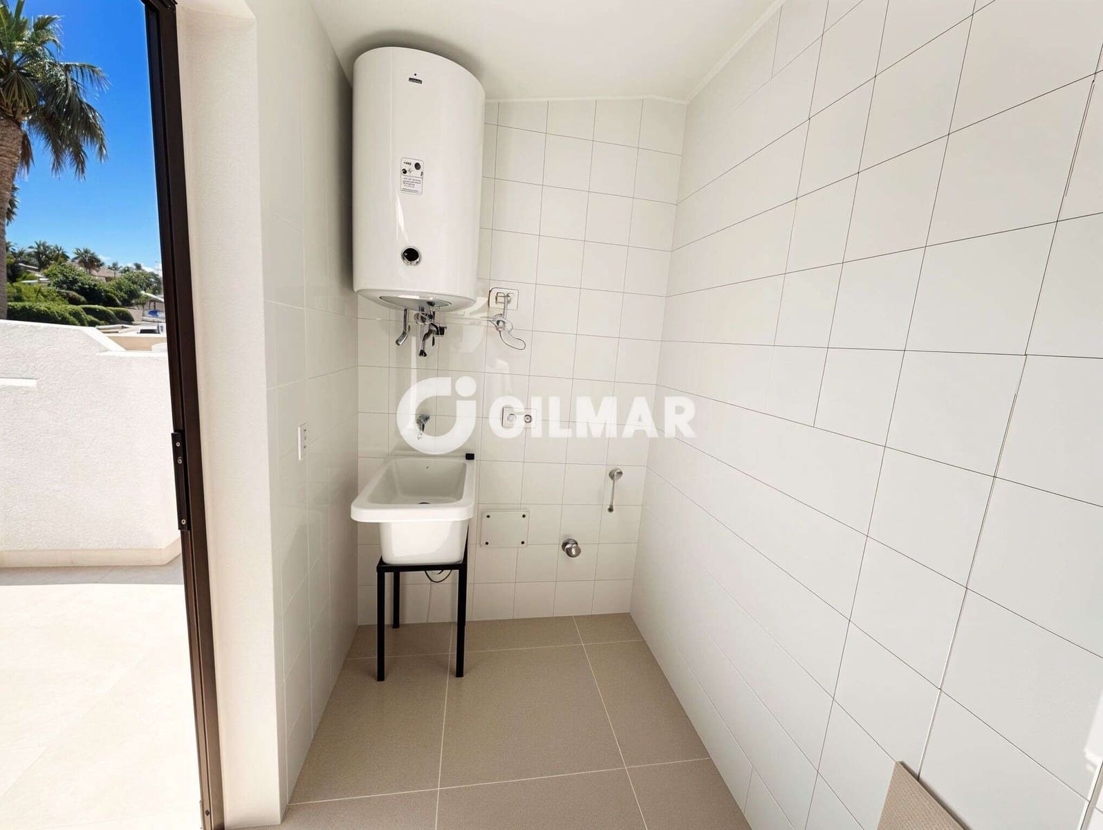 2 slaapkamer Rijtjeshuis te huur in Playa de las Americas met zwembad garage - € 2.000 (Ref: 10031272)