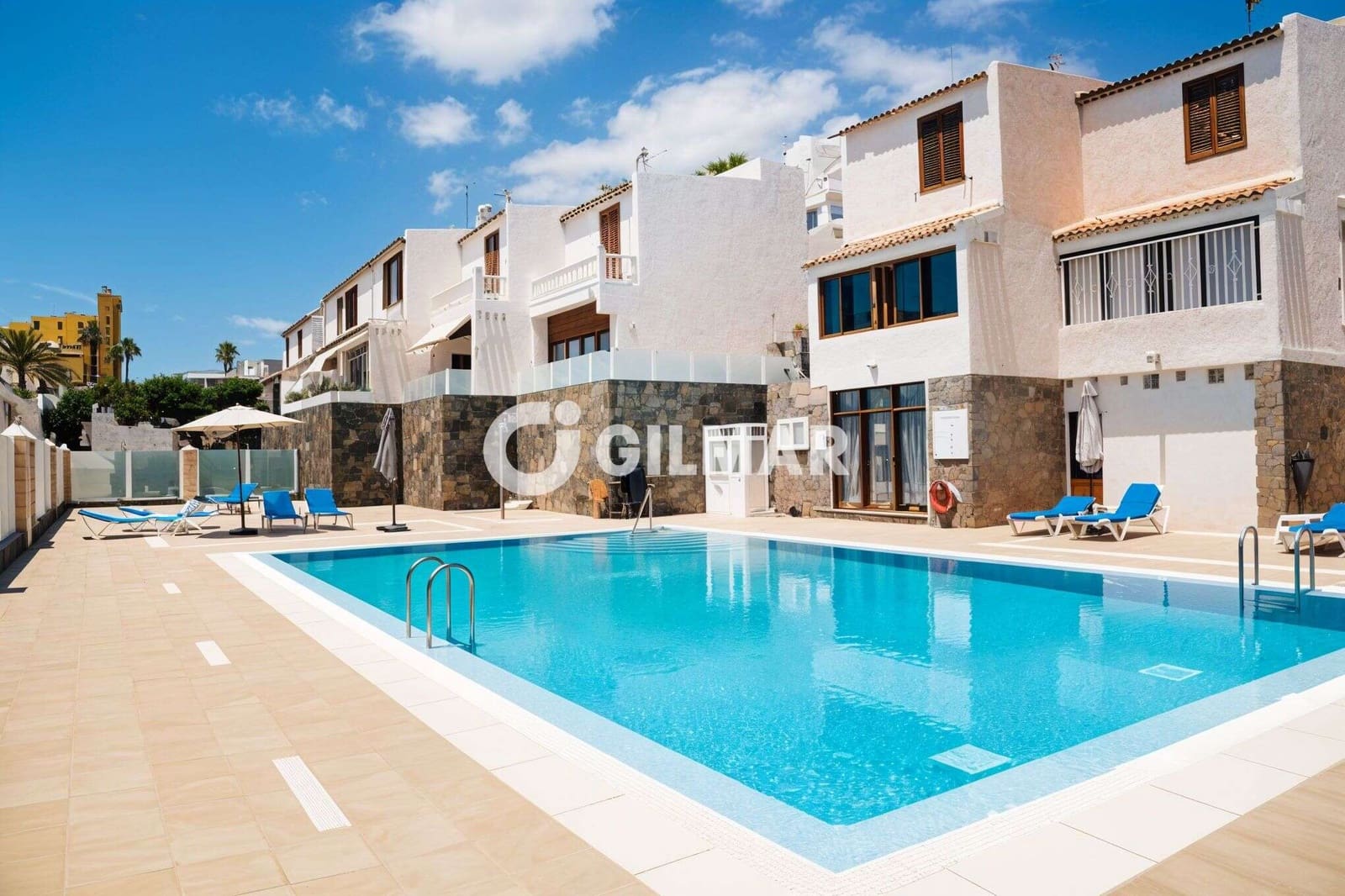 2 slaapkamer Rijtjeshuis te huur in Playa de las Americas met zwembad garage - € 2.000 (Ref: 10031272)