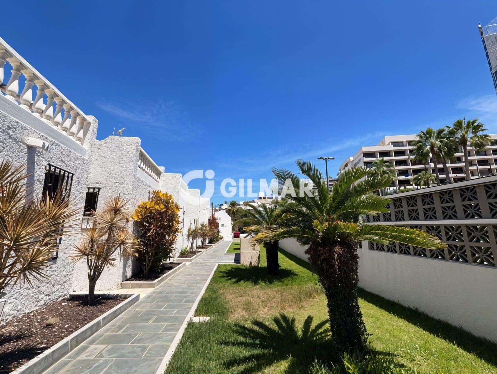 2 slaapkamer Rijtjeshuis te huur in Playa de las Americas met zwembad garage - € 2.000 (Ref: 10031272)