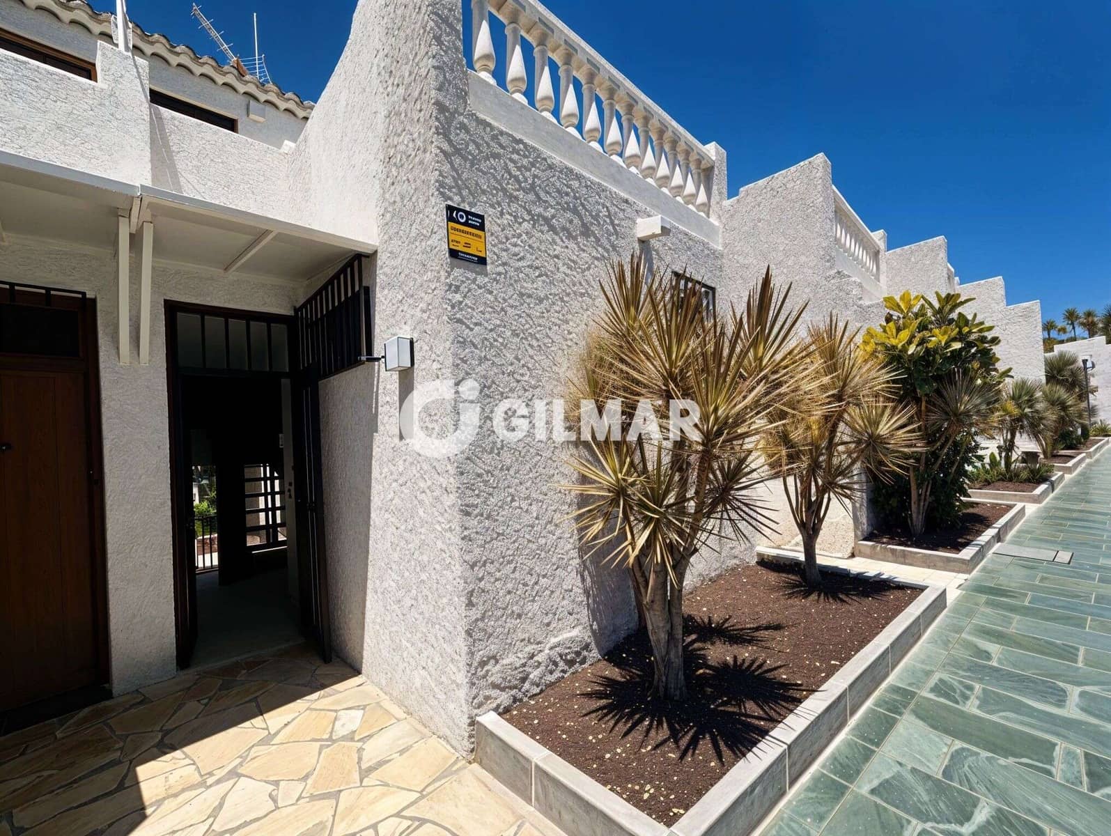 2 slaapkamer Rijtjeshuis te huur in Playa de las Americas met zwembad garage - € 2.000 (Ref: 10031272)