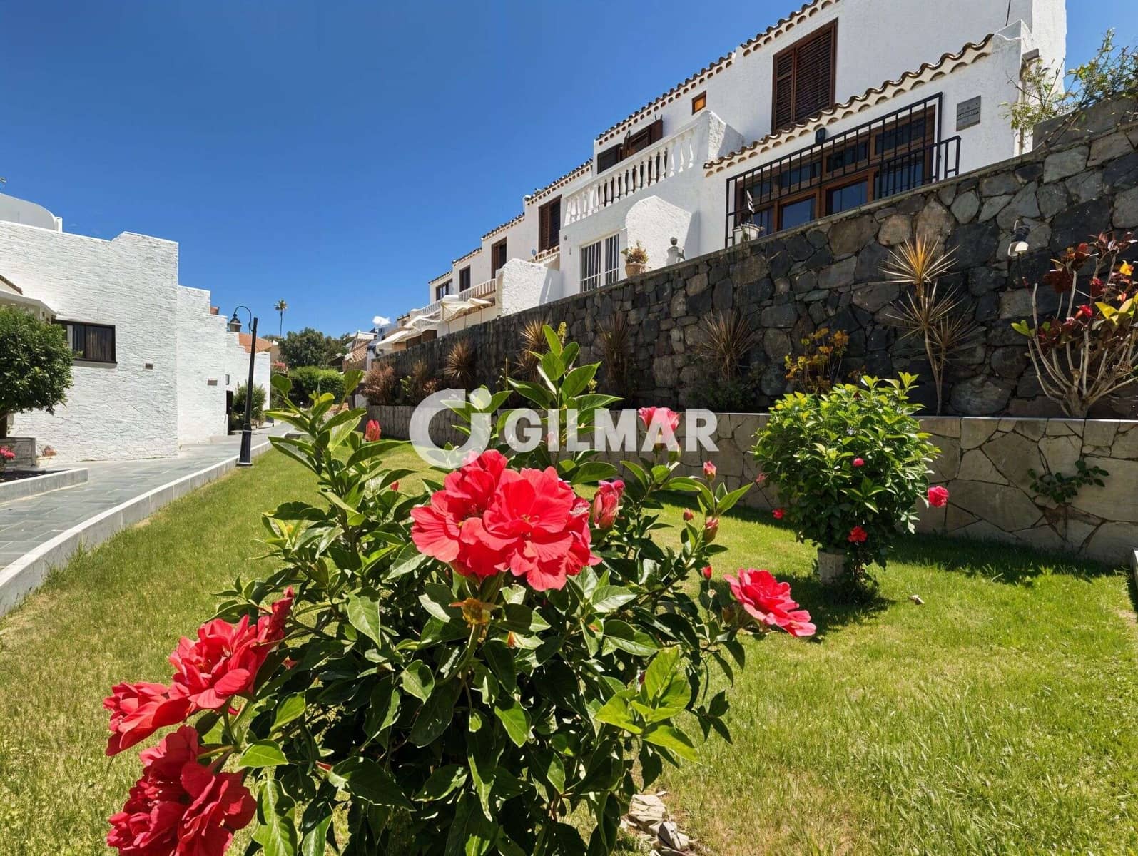 2 slaapkamer Rijtjeshuis te huur in Playa de las Americas met zwembad garage - € 2.000 (Ref: 10031272)