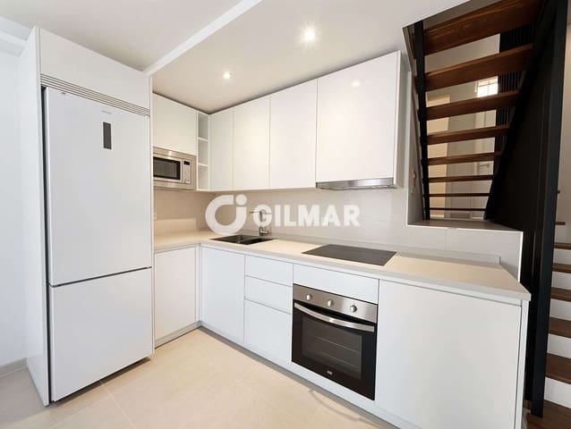 2 slaapkamer Rijtjeshuis te huur in Playa de las Americas, Arona met zwembad garage - € 1.800 (Ref: 10031272)