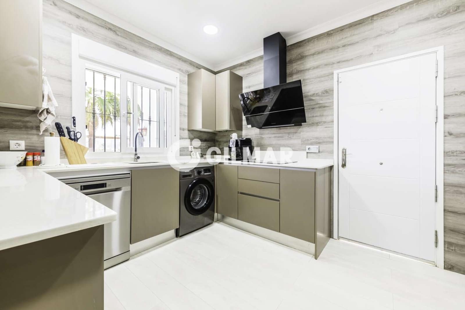 4 bedroom Villa for sale in Chiclana de la Frontera with pool - € 425,000 (Ref: 10032418)