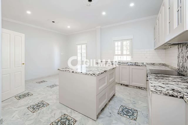 6 soverom Villa til salgs i Montequinto, Dos Hermanas med svømmebasseng garasje - € 735 000 (Ref: 10039183)