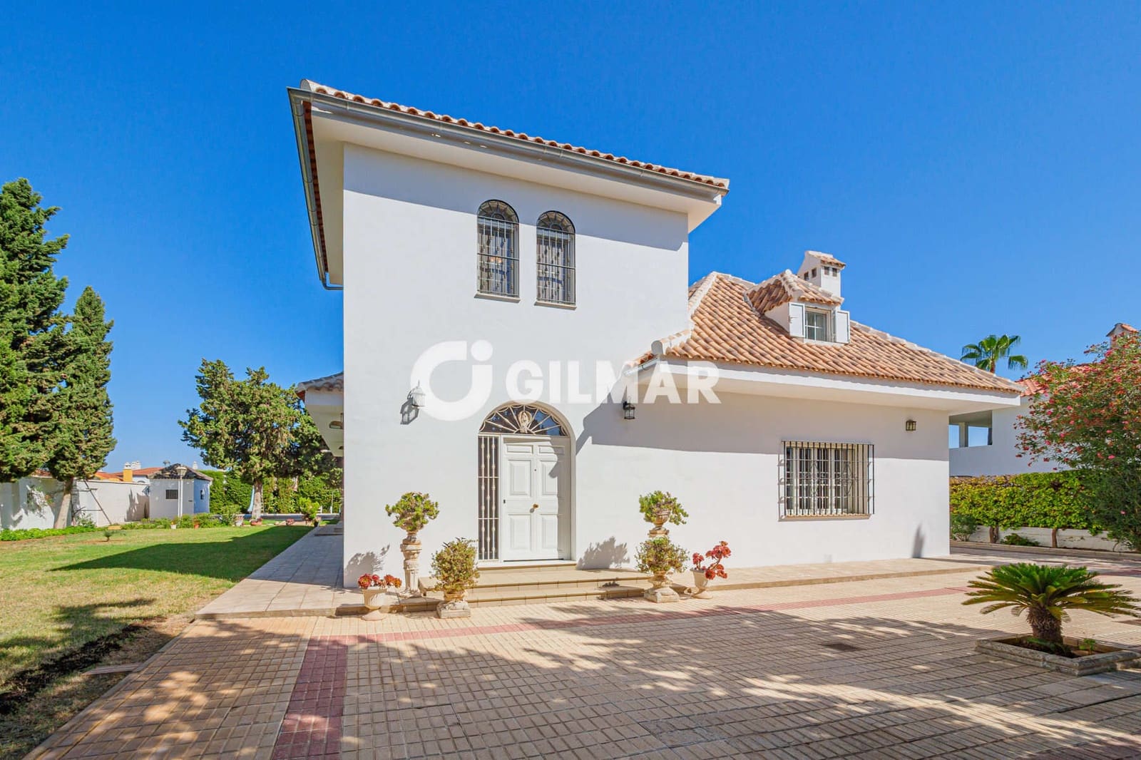 6 soveværelse Villa til salg i Montequinto med swimmingpool garage - € 735.000 (Ref: 10039183)