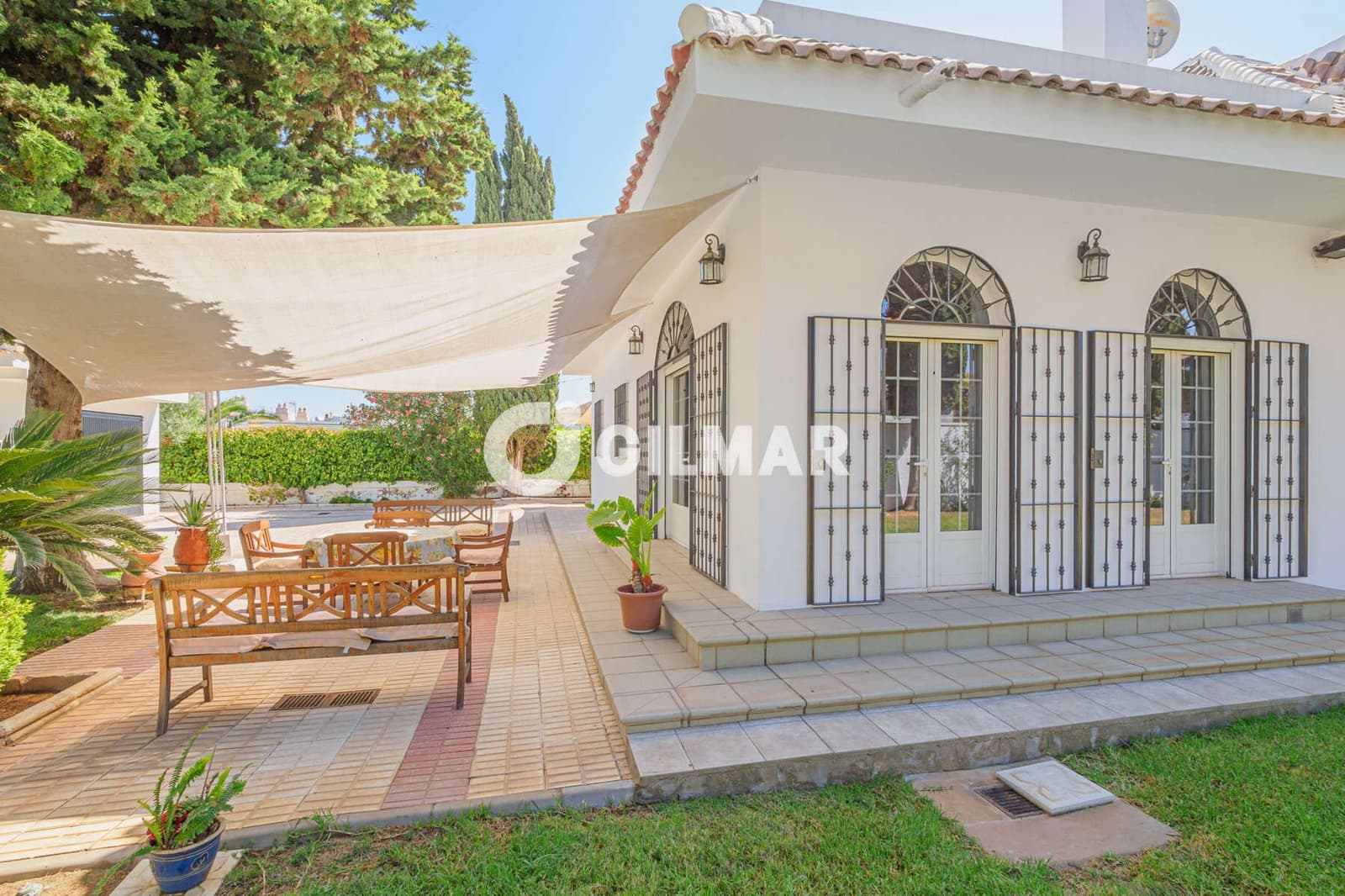 6 soveværelse Villa til salg i Montequinto med swimmingpool garage - € 735.000 (Ref: 10039183)