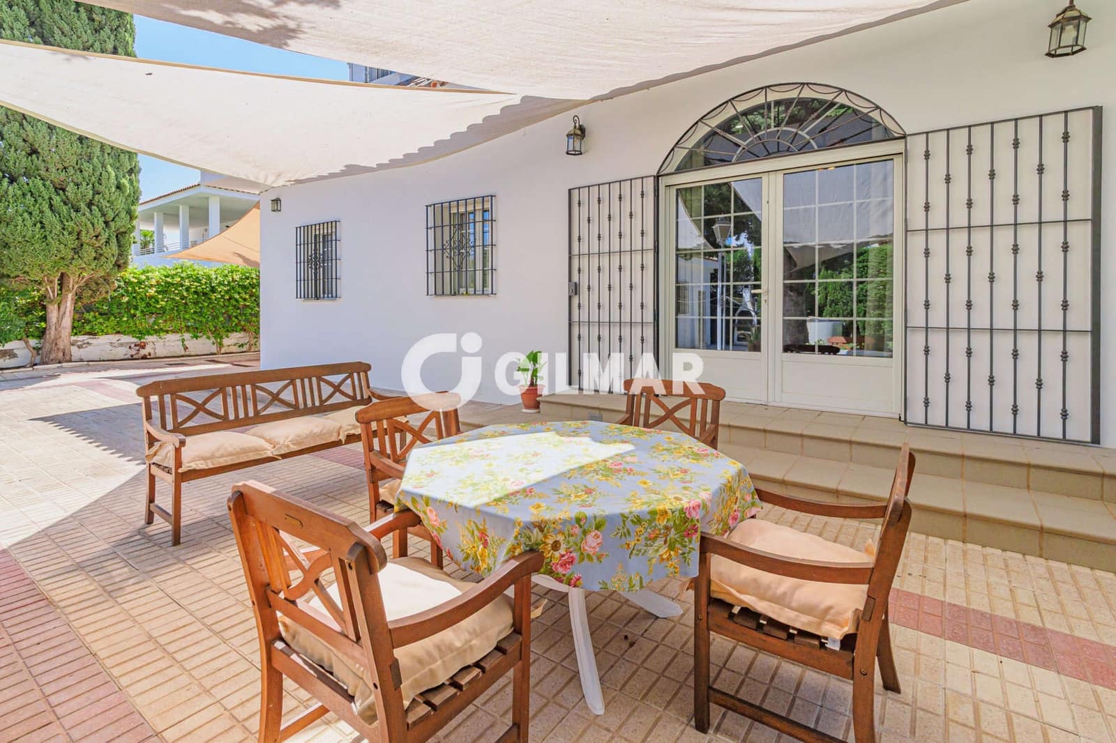 6 soveværelse Villa til salg i Montequinto med swimmingpool garage - € 735.000 (Ref: 10039183)