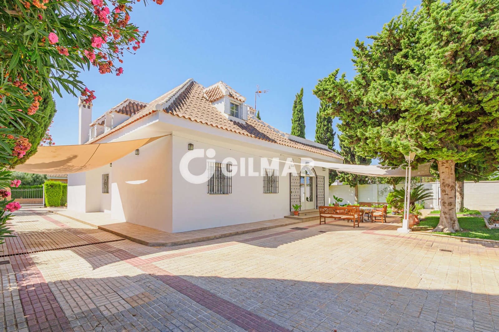 6 soveværelse Villa til salg i Montequinto med swimmingpool garage - € 735.000 (Ref: 10039183)