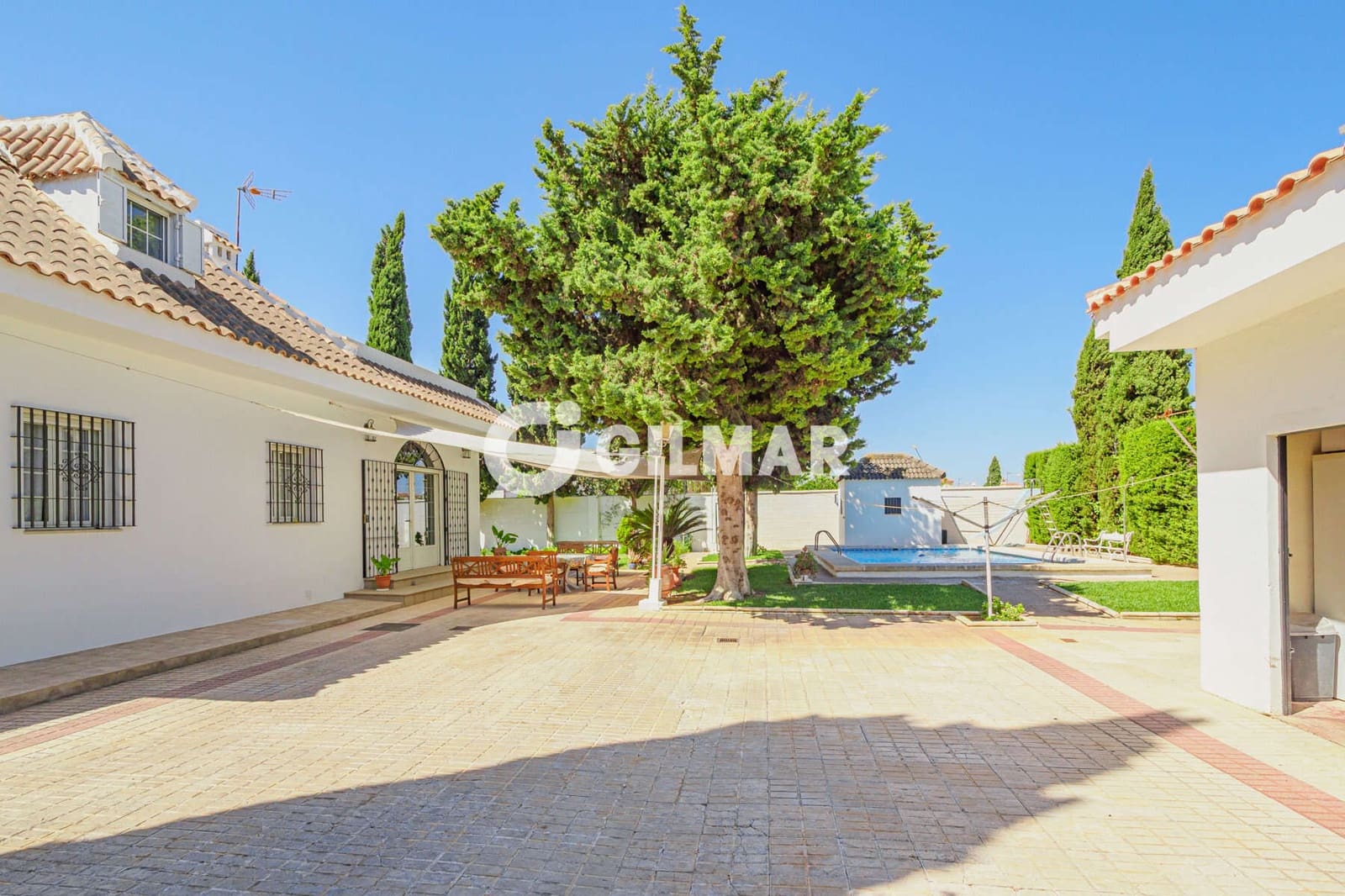 6 soveværelse Villa til salg i Montequinto med swimmingpool garage - € 735.000 (Ref: 10039183)