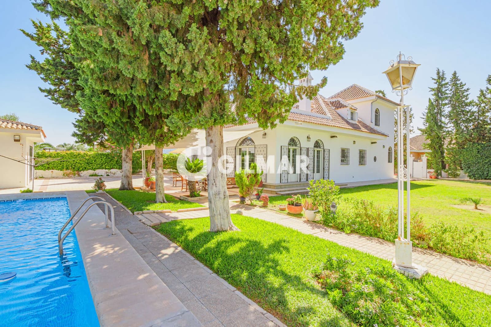 6 soveværelse Villa til salg i Montequinto med swimmingpool garage - € 735.000 (Ref: 10039183)