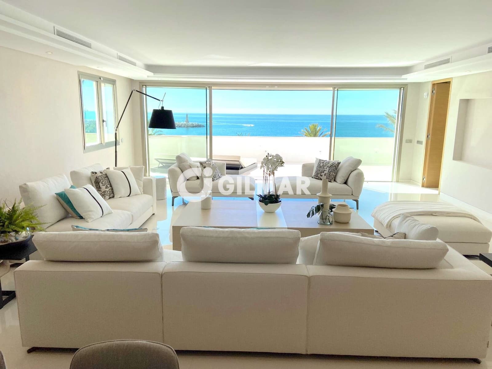 4 slaapkamer Flat te koop in Nueva Andalucia met zwembad garage - € 5.900.000 (Ref: 10039988)