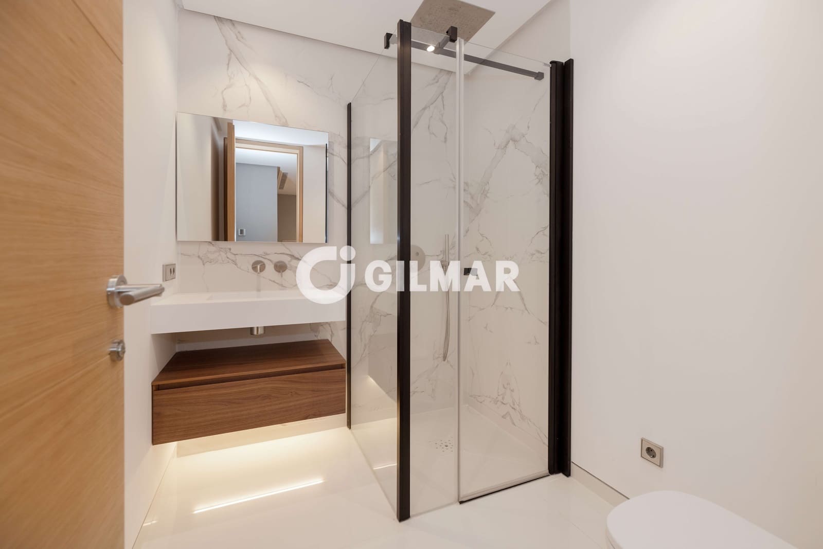 4 bedroom Flat for sale in Nueva Andalucia with pool garage - € 5,900,000 (Ref: 10039988)