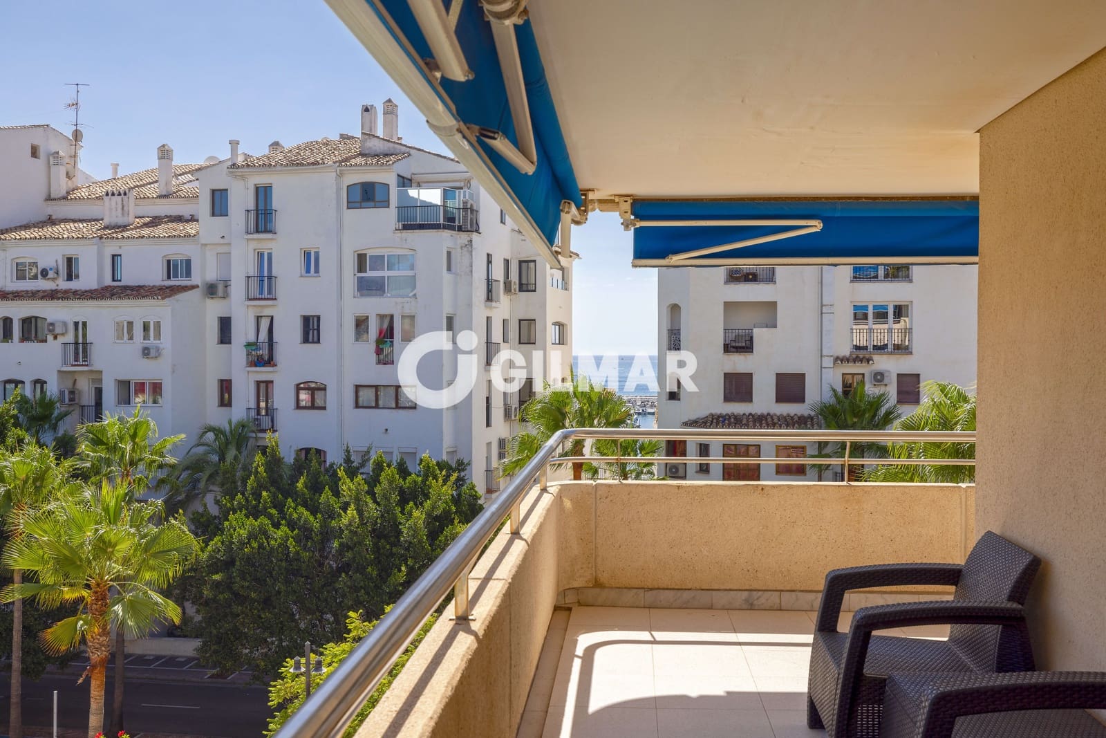 3 makuuhuone Asunto myytävänä paikassa Nueva Andalucia mukana uima-altaan 
autotalli - 925 000 € (Ref: 10039991)