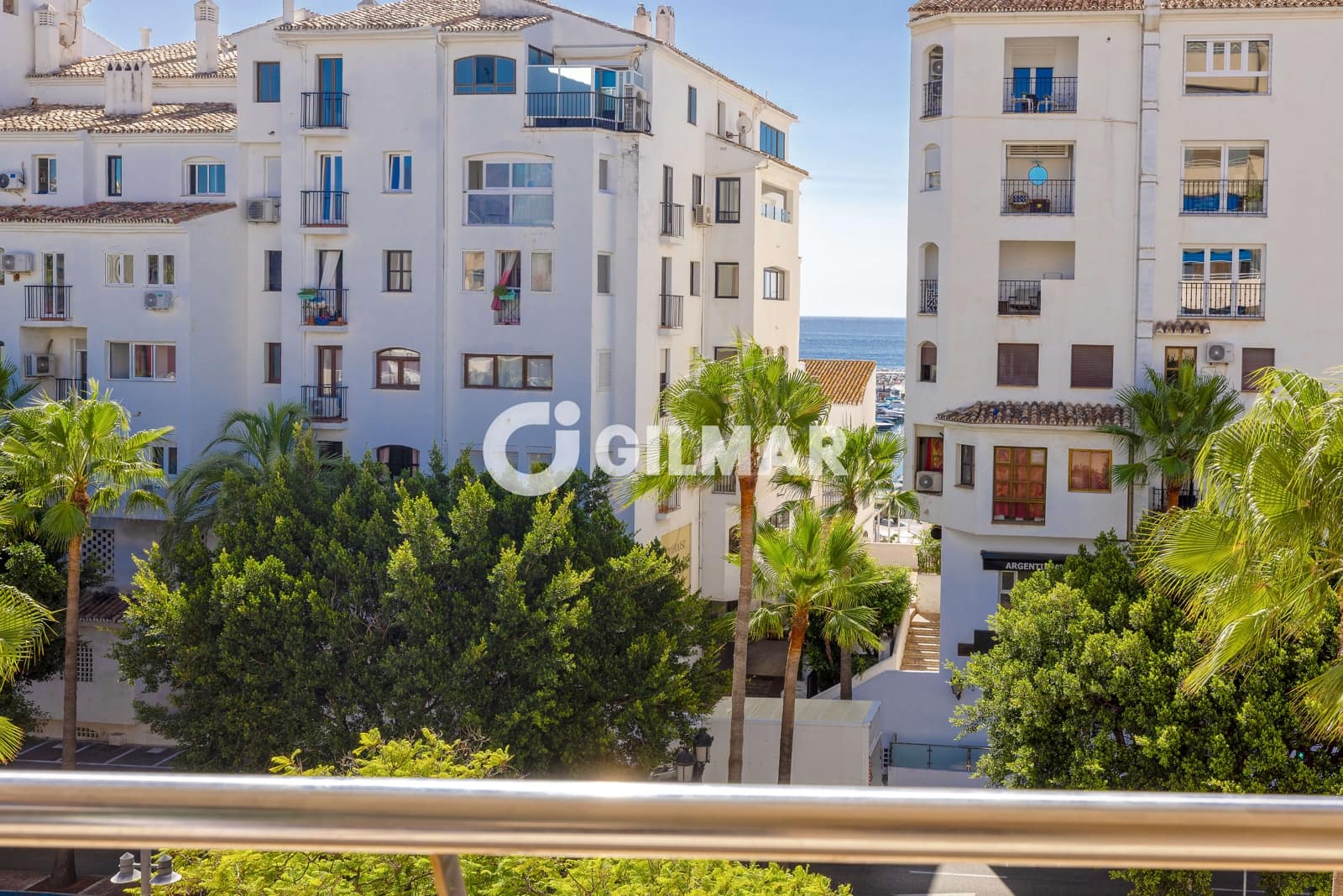 3 makuuhuone Asunto myytävänä paikassa Nueva Andalucia mukana uima-altaan 
autotalli - 925 000 € (Ref: 10039991)