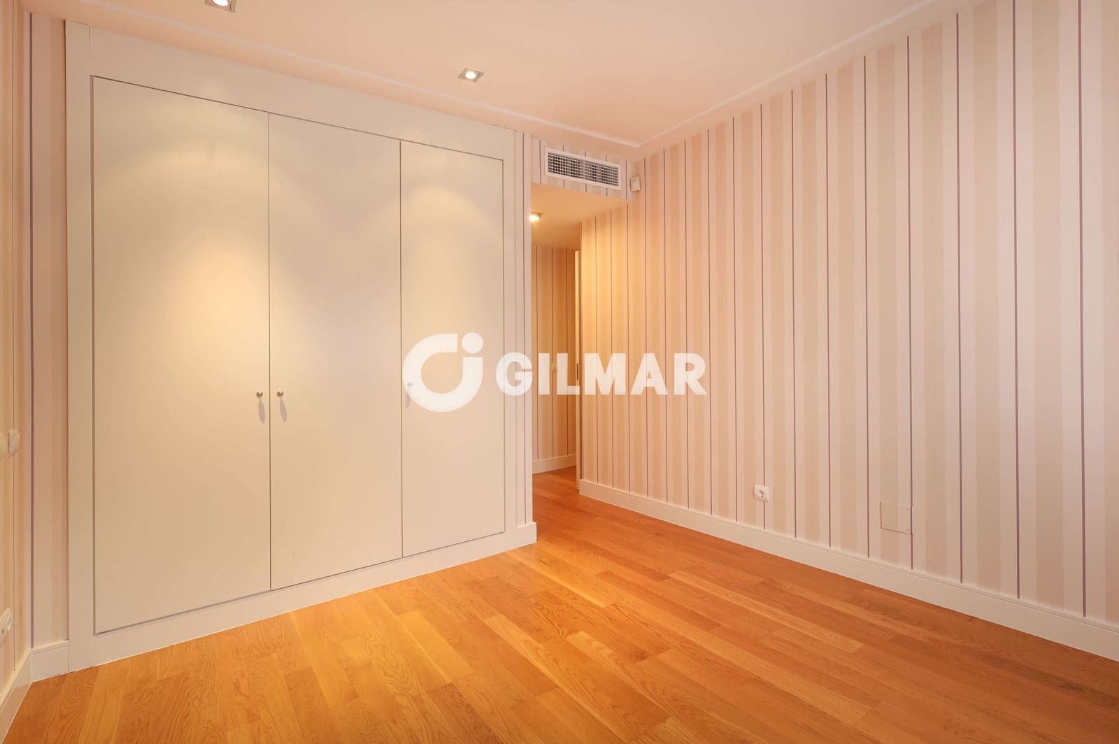 2 soveværelse Lejlighed til salg i Madrid by med swimmingpool garage - € 748.000 (Ref: 10041736)