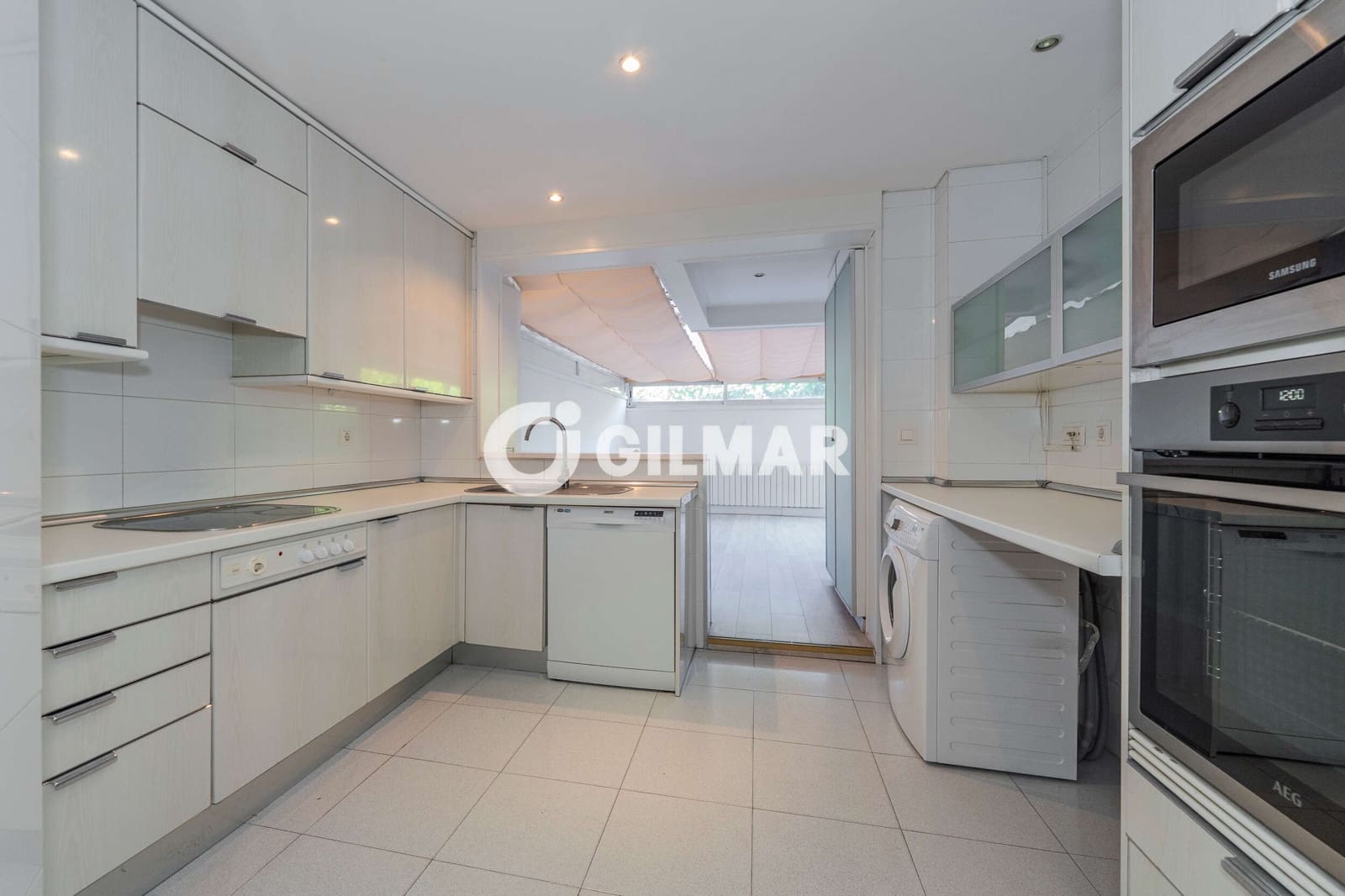 3 bedroom Flat for sale in La Moraleja with pool garage - € 1,249,000 (Ref: 10043508)