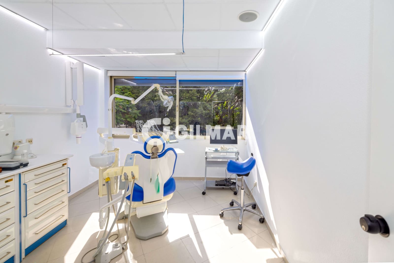 Commercial for sale in Malaga city - € 235,000 (Ref: 10048358)