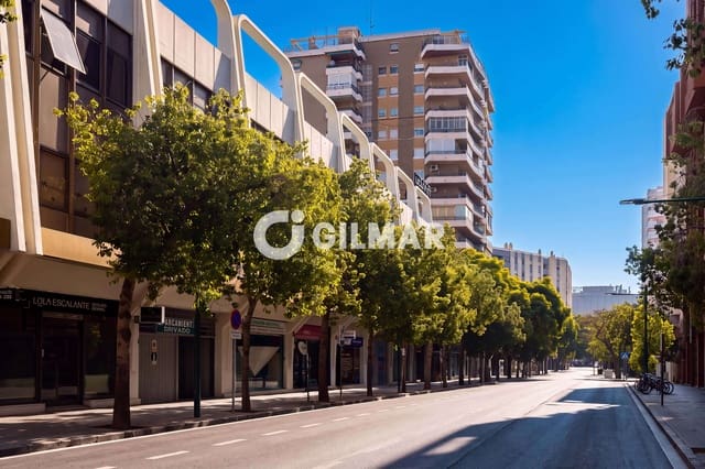 Commercieel te koop in Marmoles, Málaga stad - € 235.000 (Ref: 10048358)