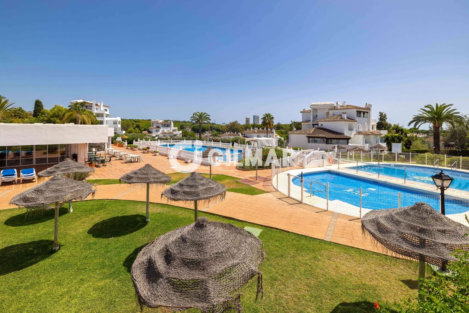 2 soveværelse Lejlighed til salg i Elviria med swimmingpool - € 425.000 (Ref: 10048359)