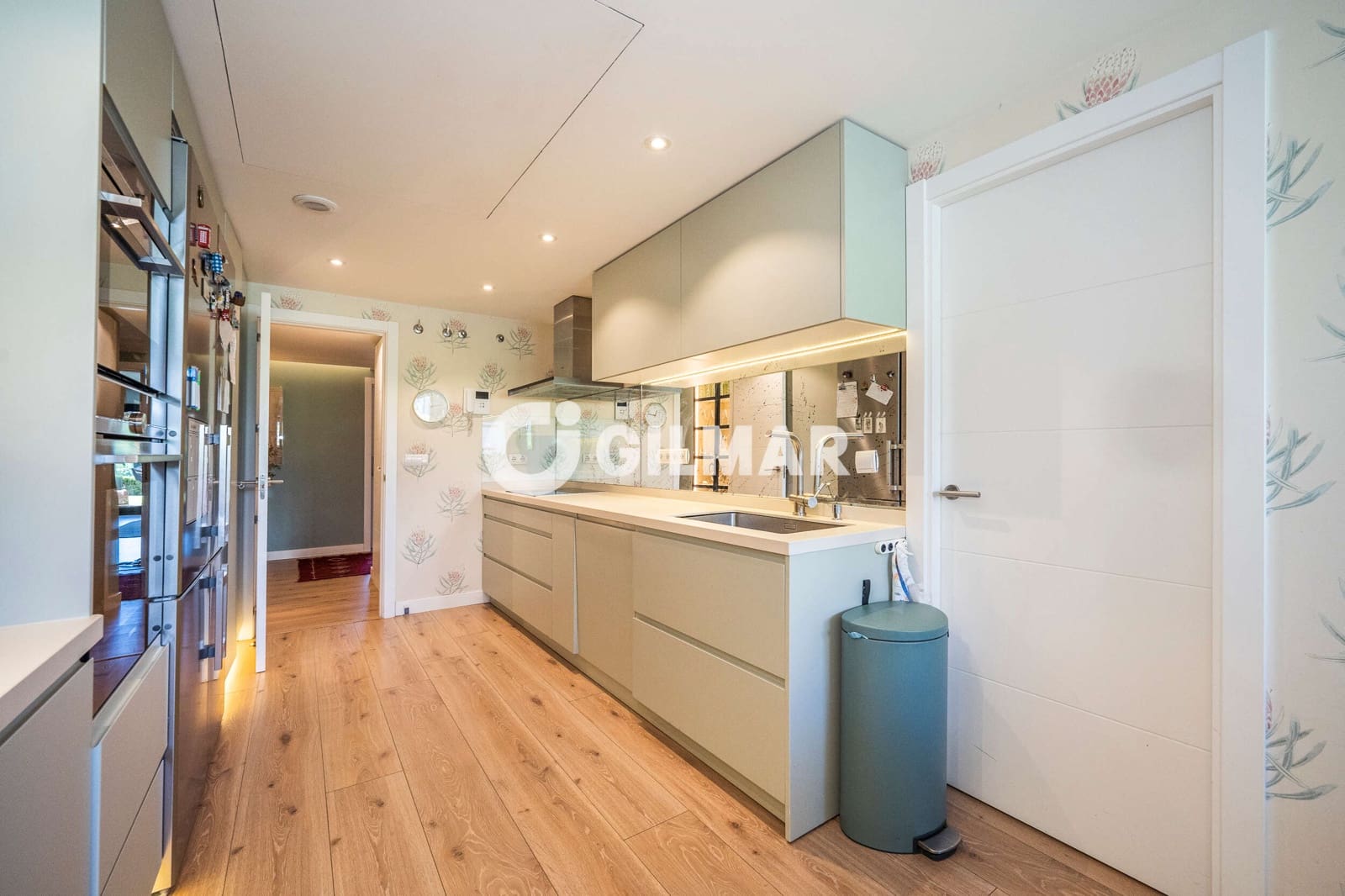 5 bedroom Flat for sale in Madrid city with pool garage - € 1,810,000 (Ref: 10073283)