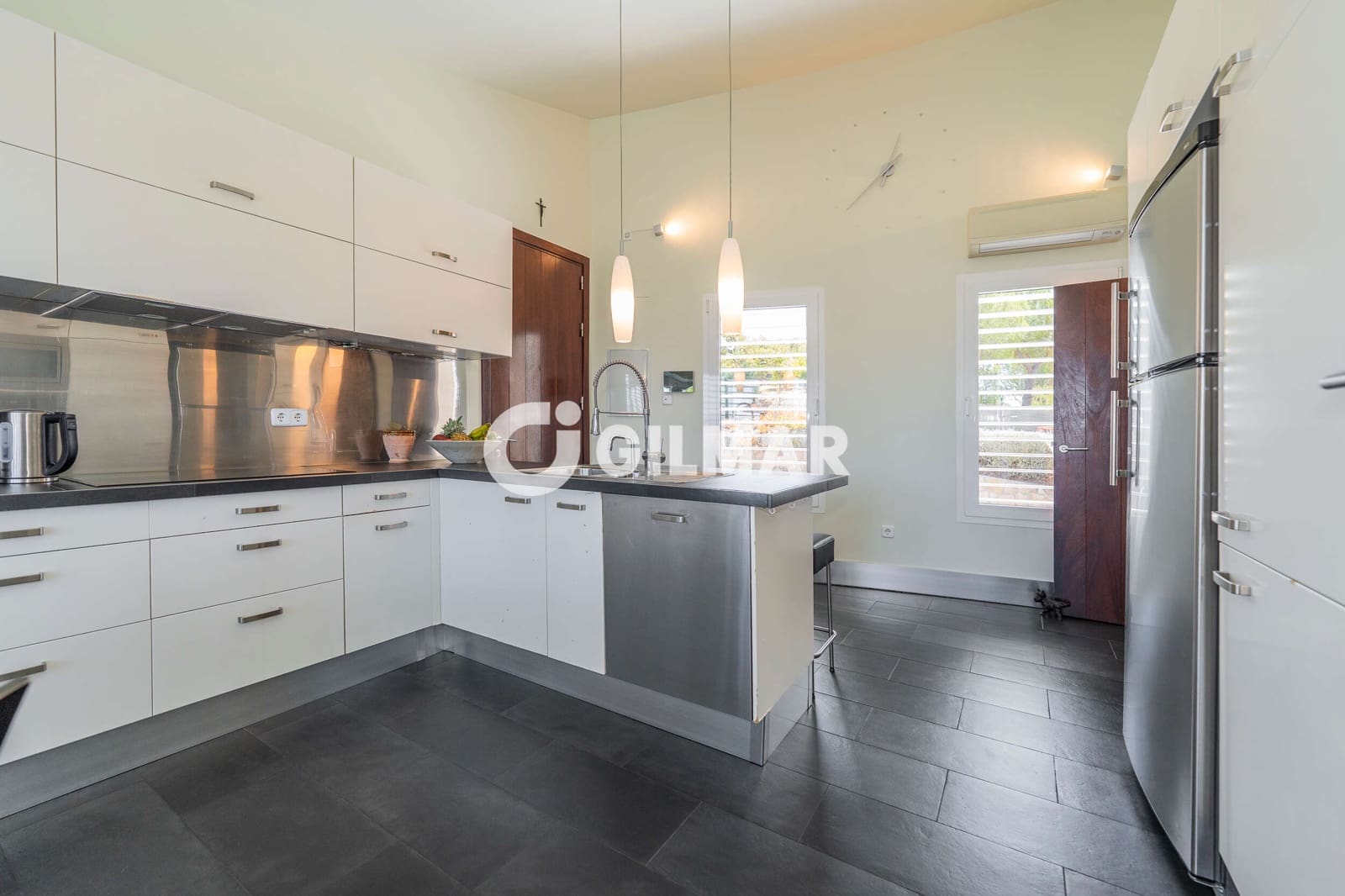 5 bedroom Villa for sale in El Casar with pool - € 780,000 (Ref: 10078805)