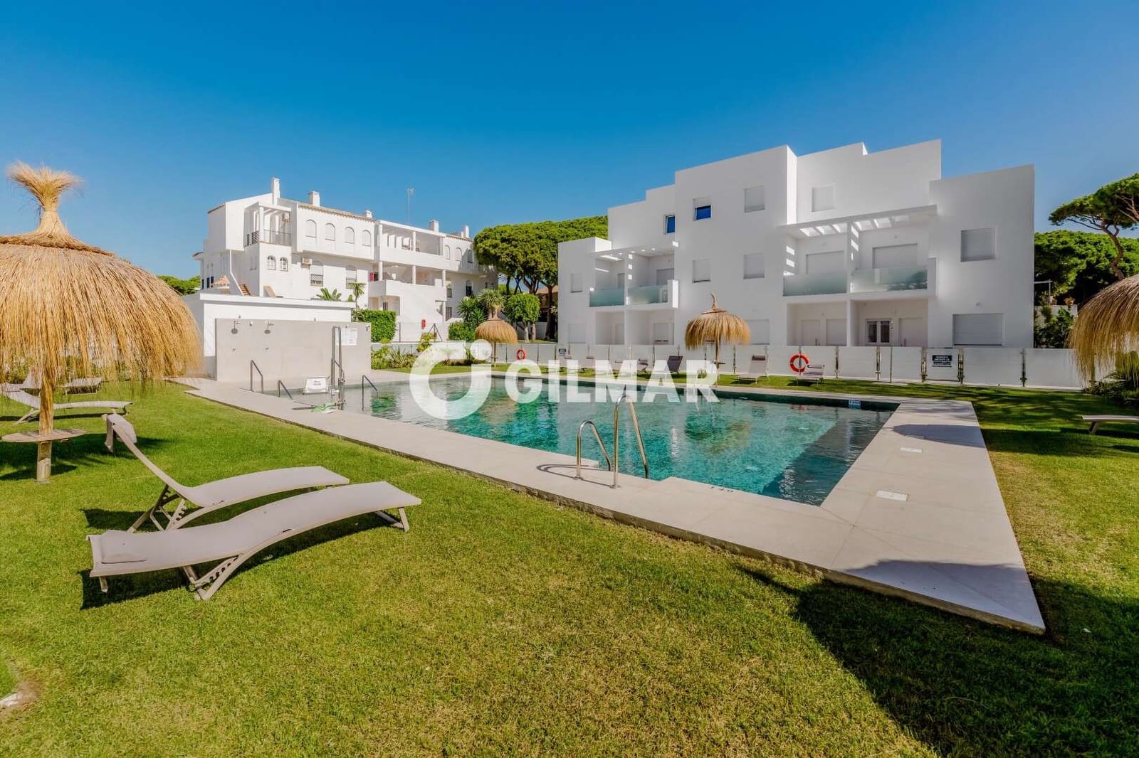 2 bedroom Flat for sale in La Barrosa with pool garage - € 530,000 (Ref: 10085241)
