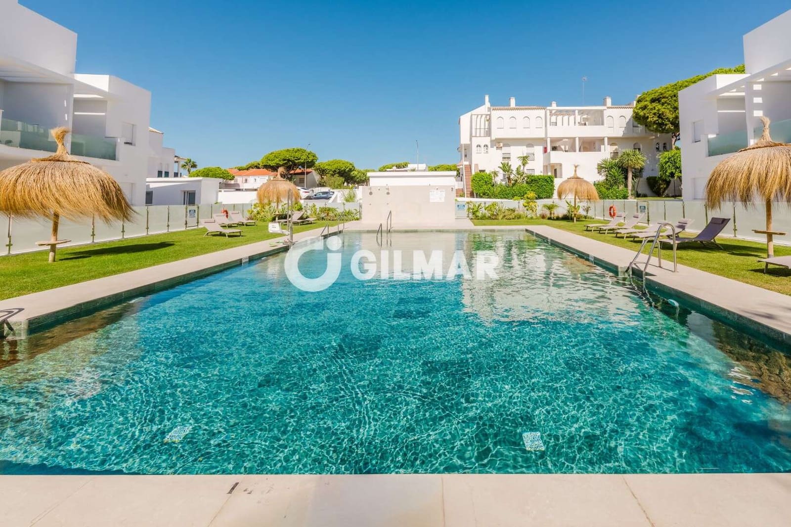 2 bedroom Flat for sale in La Barrosa with pool garage - € 530,000 (Ref: 10085241)