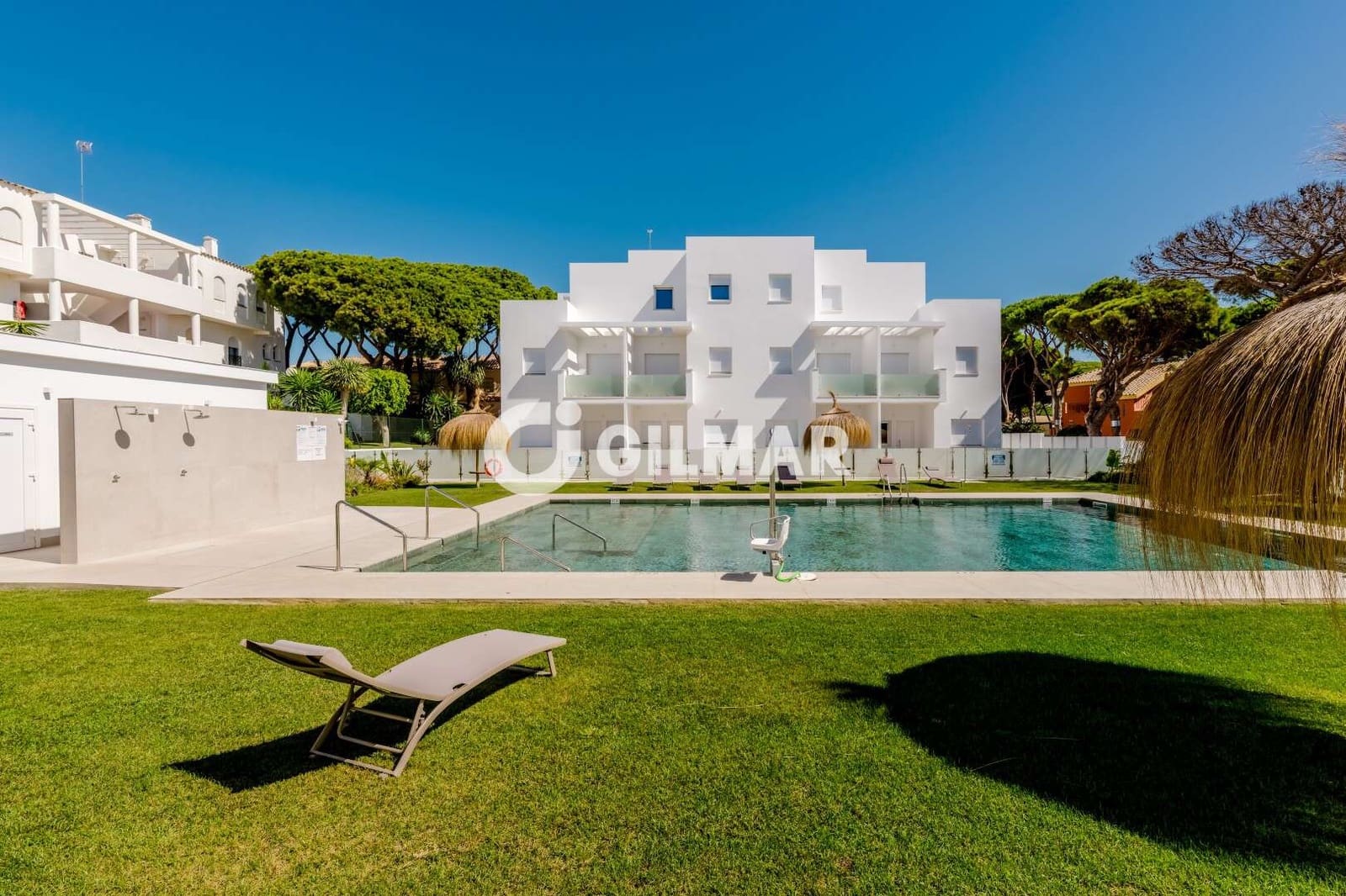 2 bedroom Flat for sale in La Barrosa with pool garage - € 530,000 (Ref: 10085241)