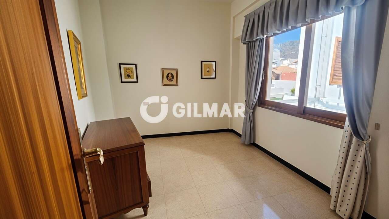 Pareado de 9 habitaciones en Guía de Isora en venta con garaje - 450.000 € (Ref: 10085245)