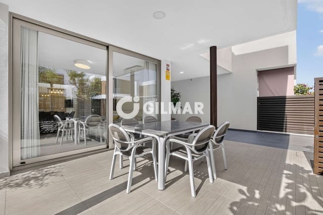 4 quarto Moradia em Banda para venda em Dos Hermanas com piscina - 439 000 € (Ref: 10088441)