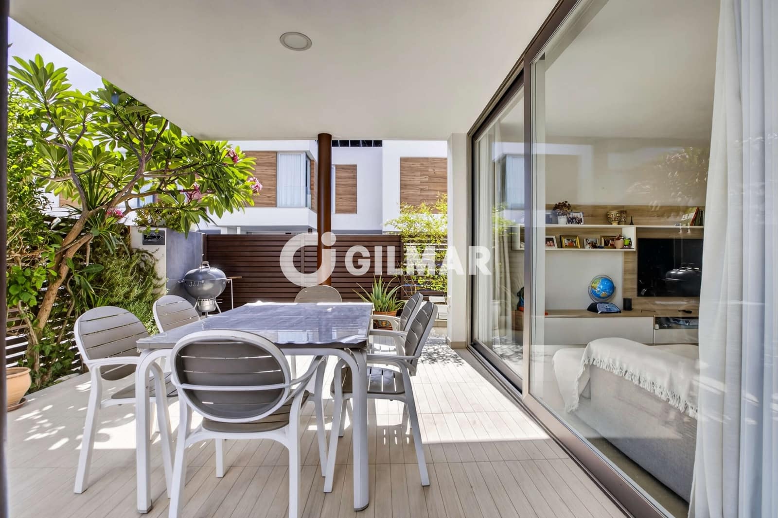 4 quarto Moradia em Banda para venda em Dos Hermanas com piscina - 439 000 € (Ref: 10088441)