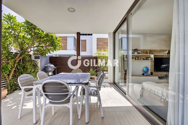 4 quarto Moradia em Banda para venda em Dos Hermanas com piscina - 439 000 € (Ref: 10088441)