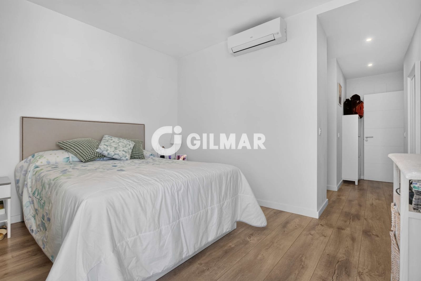 4 quarto Moradia em Banda para venda em Dos Hermanas com piscina - 439 000 € (Ref: 10088441)