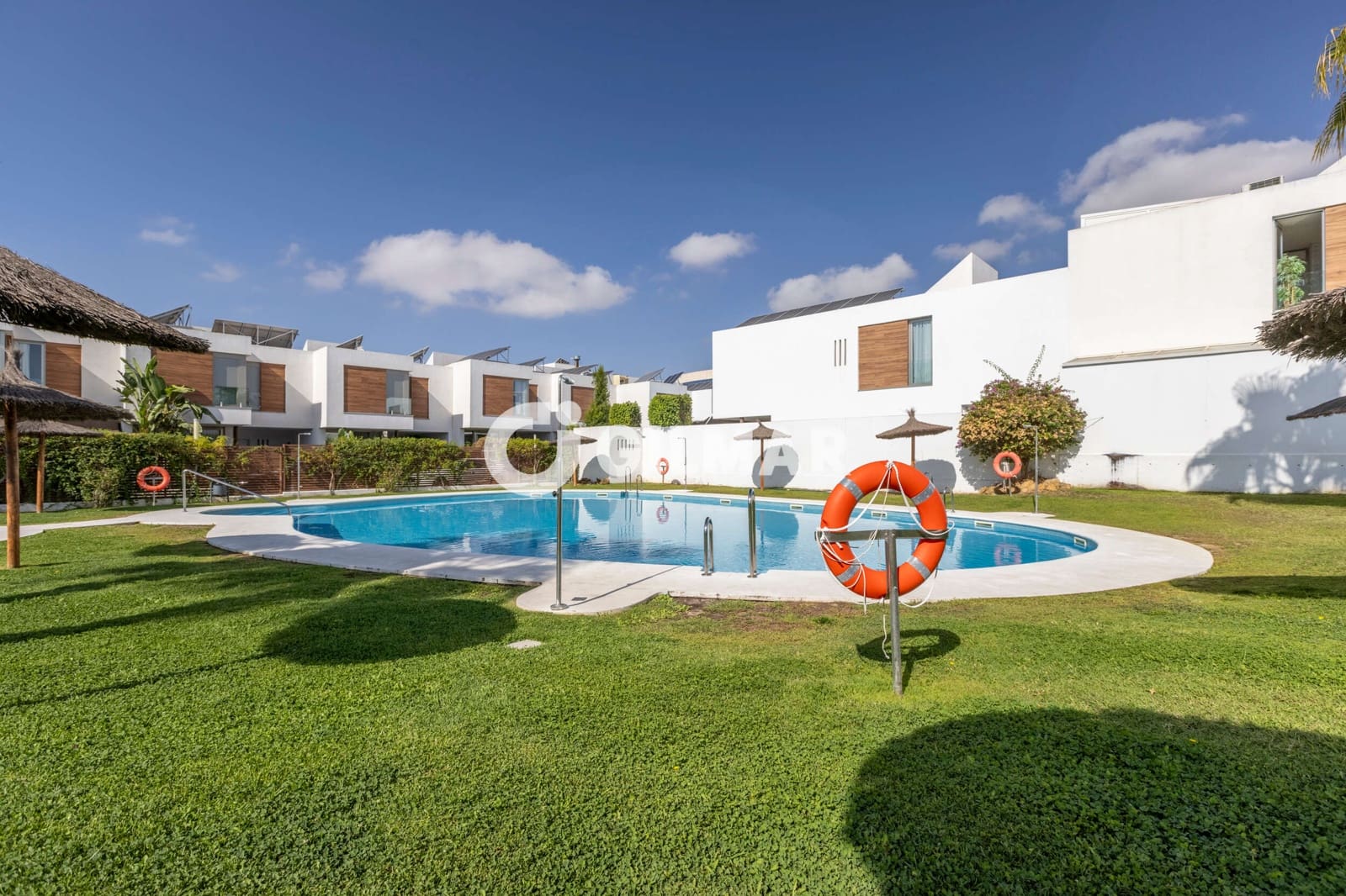 4 quarto Moradia em Banda para venda em Dos Hermanas com piscina - 439 000 € (Ref: 10088441)